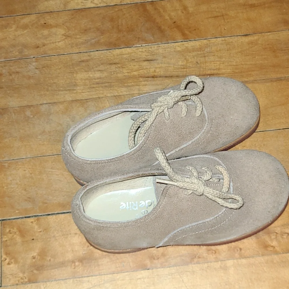 Stride Rite Size 5 Oxford Loafer.